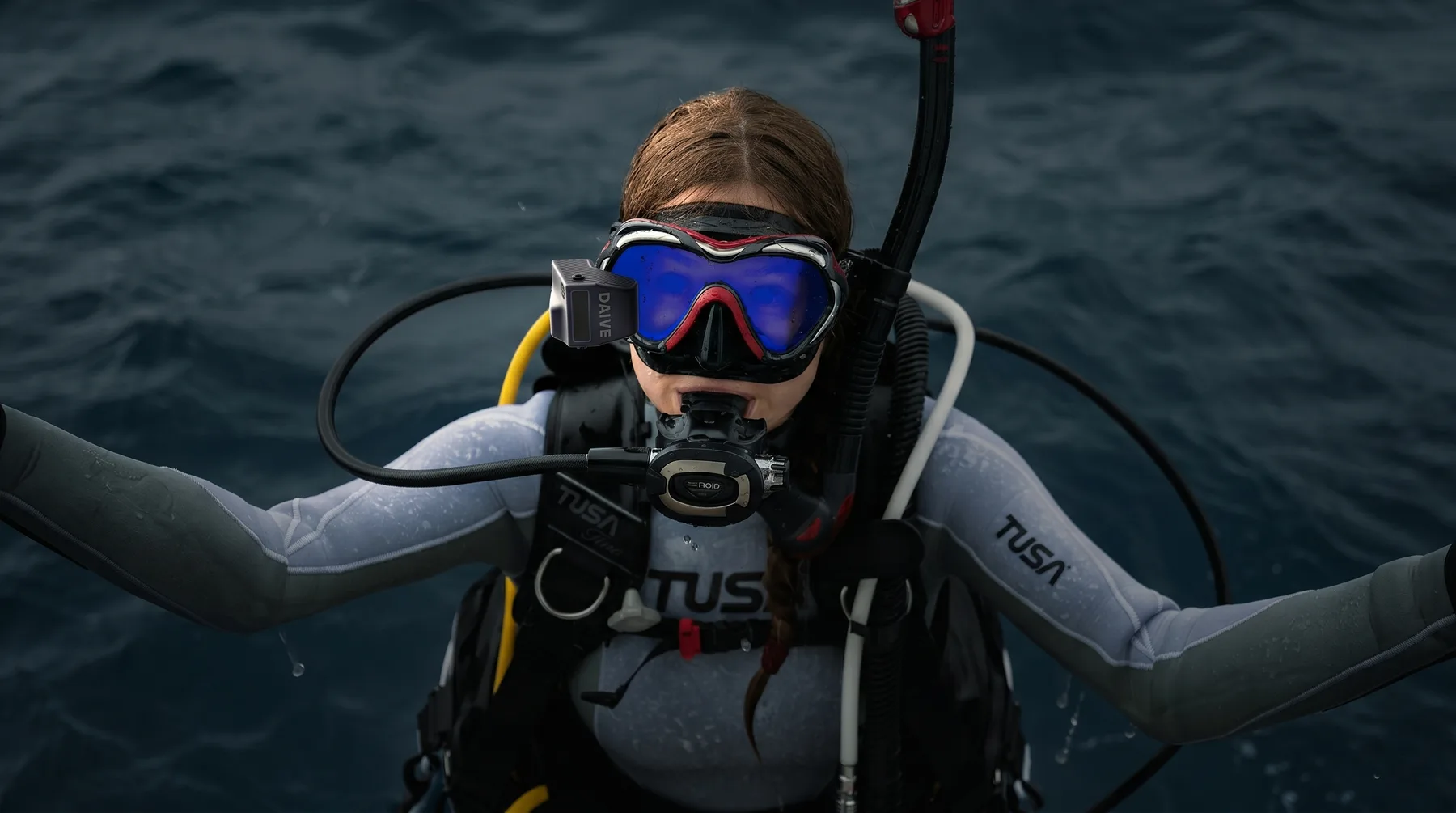 Diver at the surface wearing a DAÏVE HUD