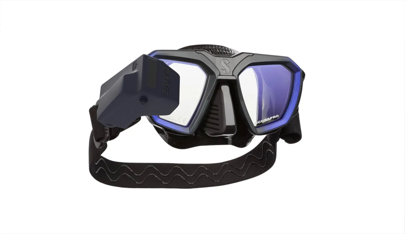 DAÏVE HUD mounted beside the lens of a rigid-framed dive mask