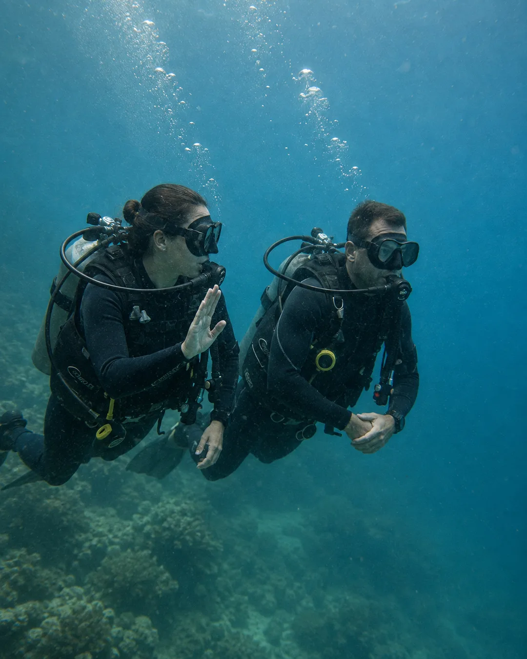 Divers maintaining awareness together underwater